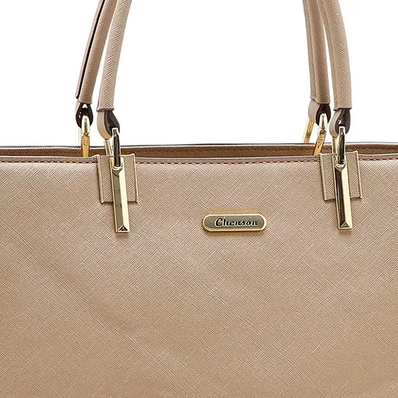 Close no logo metálico dourado da bolsa Chenson bege e detalhes das alças